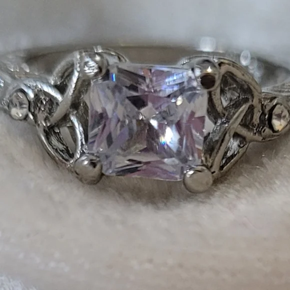 Exquisite Zircon Diamond Engagement Ring - Picture 2 of 8